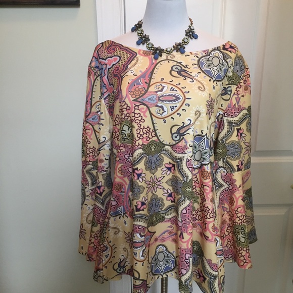 Flowy poly stretch yellow bell sleeve tunic - Picture 1 of 7